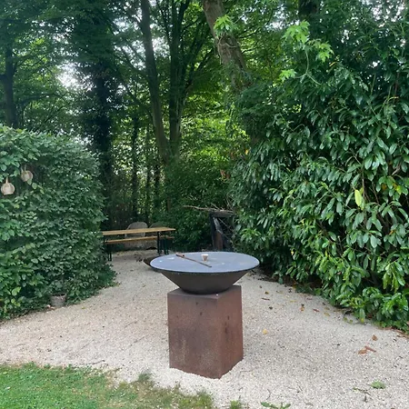 Basement Tomorrowland 2025 Πανσιόν Mellet